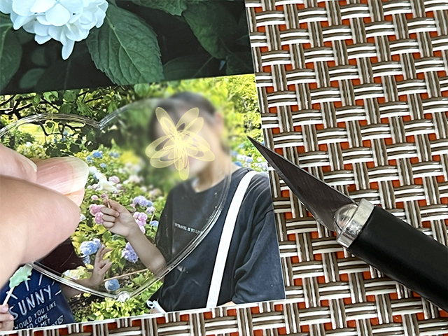 ダイソーのデザインナイフで写真を切り抜く