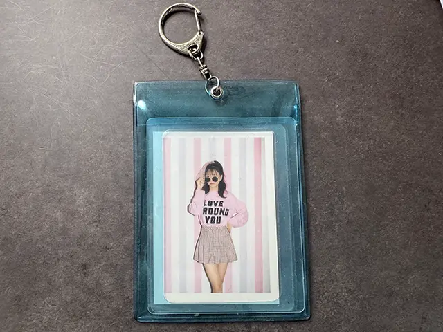 ダイソーのカードホルダー(CardHolder)にコンビニの写真プリントを入れる