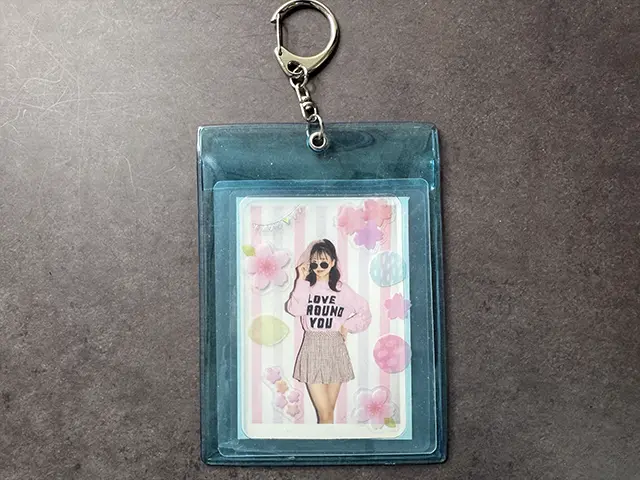ダイソーのカードホルダー(CardHolder)にコンビニの写真プリントを入れる