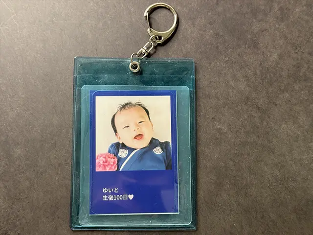 ダイソーのカードホルダー(CardHolder)にコンビニの写真プリントを入れる