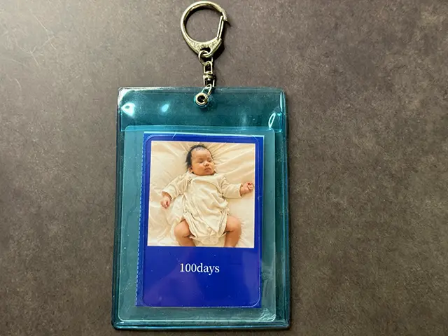 ダイソーのカードホルダー(CardHolder)にコンビニの写真プリントを入れる